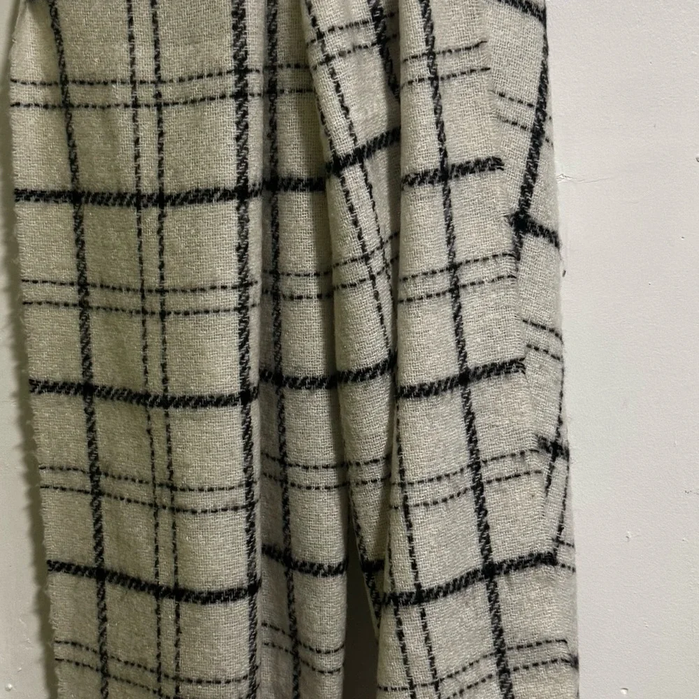 Banana Republic Plaid Knit Scarf in white and Black